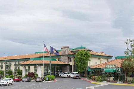 Rogue Regency Inn & Suites - 36
