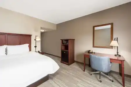 Hampton Inn - Hills - 5