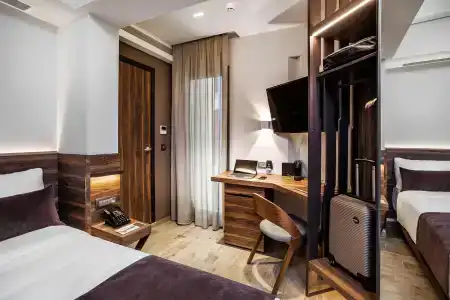 ad Imperial Plus Thessaloniki - 3