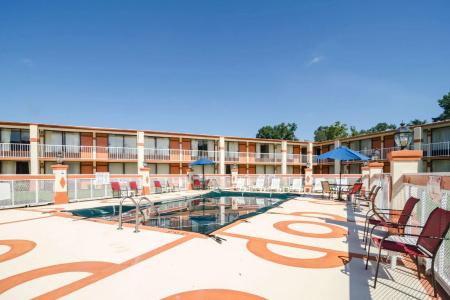 Rodeway Inn & Suites Southeast - 11