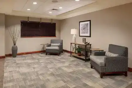 Hampton Inn - Hills - 11