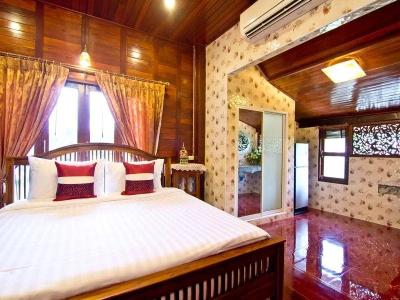Bueng Bua Thong - 3