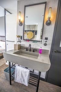 Moxy Chicago Downtown - 56