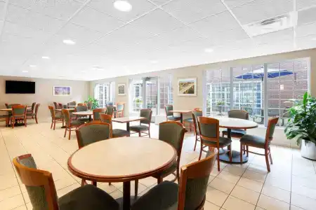 Baymont by Wyndham Airport - 24