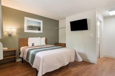 HomeTowne Studios by Red Roof Orlando - Casselberry - 3