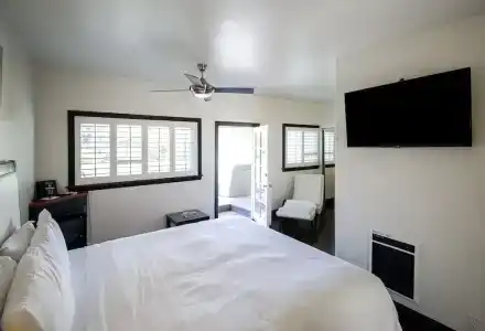 Malibu Country Inn - 11