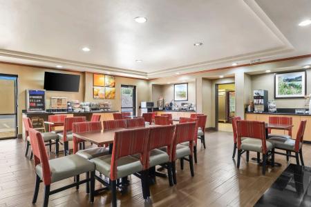 Comfort Suites West - 32