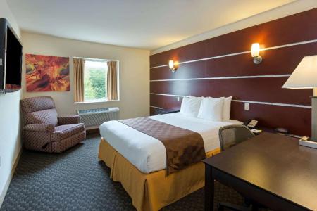 Days Inn & Suites by Wyndham - 18
