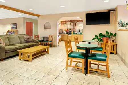 Microtel Inn & Suites by Wyndham West - 10