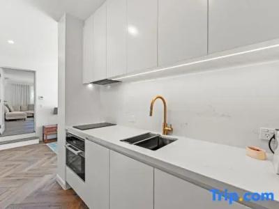 Burleigh Beach Tower - 213