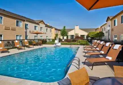 Courtyard by Marriott at Hamilton Place - 13
