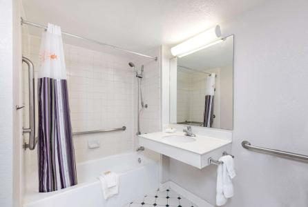 La Quinta Inn By Wyndham West - 7