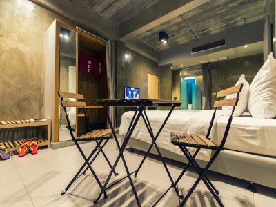 Kroque Boutique & Bistro - 14