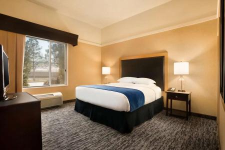 DoubleTree by Hilton Airport - 32