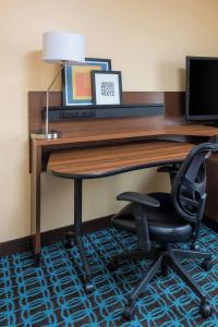 Fairfield Inn & Suites - 18