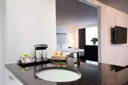 DoubleTree by Hilton - 42