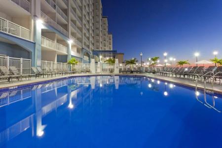 Holiday Inn & Suites, An Ihg - 11