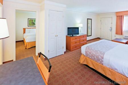 Super 8 by Wyndham San Antonio Near SeaWorld Ingram Park - 5