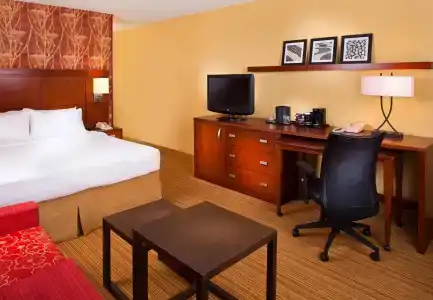 Courtyard by Marriott at Hamilton Place - 4