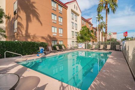 Red Roof Inn Plus + Phoenix West - 13