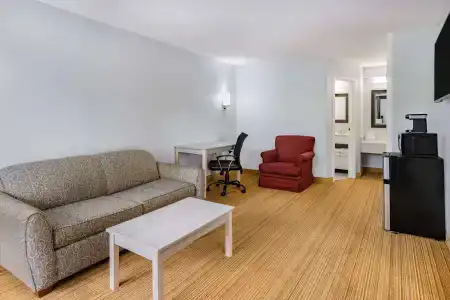 Days Inn & Suites by Wyndham Colonial - 3
