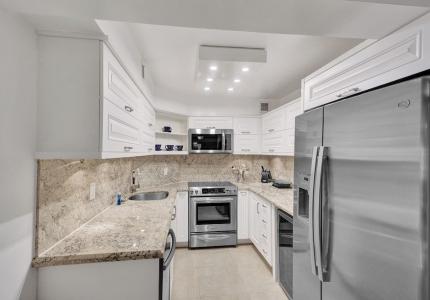 The Alexander All Suites - 517