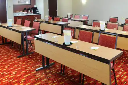 Courtyard by Marriott Houston Hobby Airport - 15