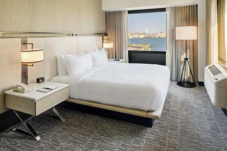DoubleTree by Hilton & Suites - 49