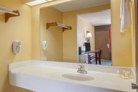 Days Inn by Wyndham Nashville Saint Thomas West Hospital - 8