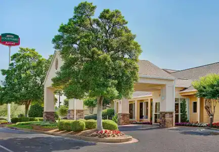 Courtyard by Marriott at Hamilton Place - 16