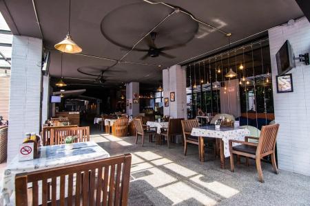 18 Coins Cafe & Hostel - 24