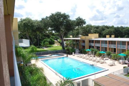 Howard Johnson by Wyndham Tropical Palms - 13