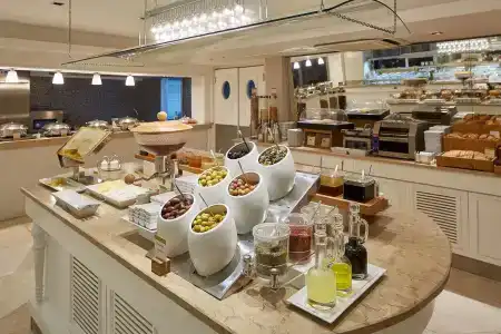 DoubleTree by Hilton Izmir - Alsancak - 11