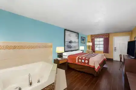 Super 8 by Wyndham Sarasota Area - 2