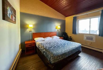 Econo Lodge Village - 50