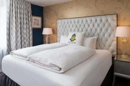 Staypineapple, Rose, Downtown Portland - 91