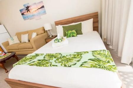 Tropical Studios At Marine Surf Waikiki - Free Parking - Best Location - Full Kitchen - Swimming Pool - 47