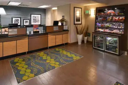 Hampton Inn Portland East - 10