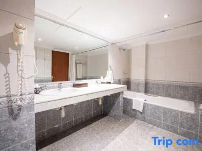 Golden Tulip - 106