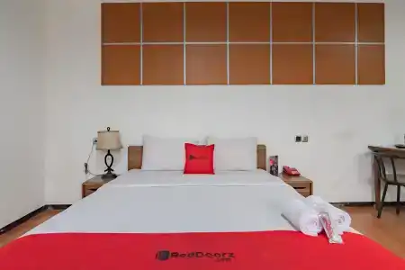 RedDoorz Plus @ Sukamulya Pasteur 2 - 5