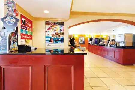 La Quinta Inn by Wyndham Orlando International Drive North - 10