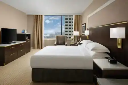 Hilton Indianapolis & Suites - 42