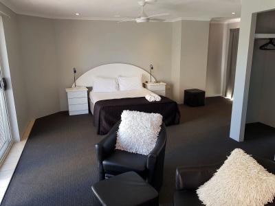Markham Court - 5