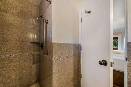 Clarion Collection Oaks Inn - 9