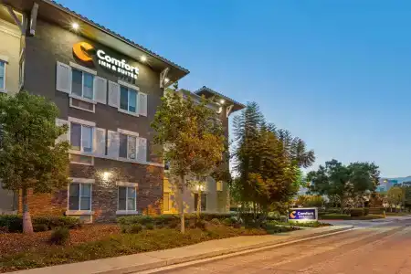Comfort Inn & Suites Near Airport - 0