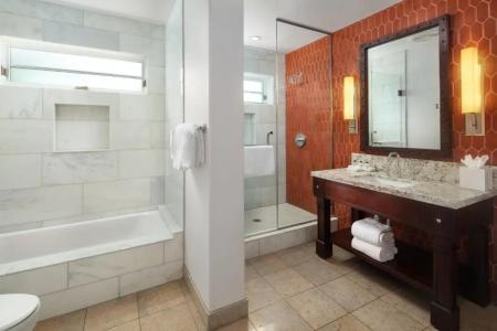 Triada, Autograph Collection - 60