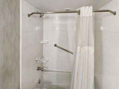 DoubleTree by Hilton Airport - 6