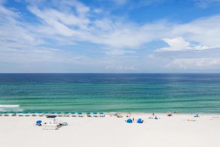 Holiday Inn Express & Suites Beach Beachfront by IHG - 57