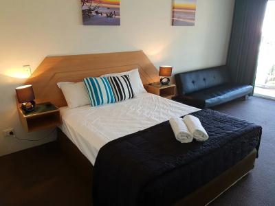 Outrigger Burleigh - 76