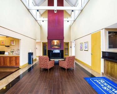 Rodeway Inn & Suites South of Fiesta Park - 3